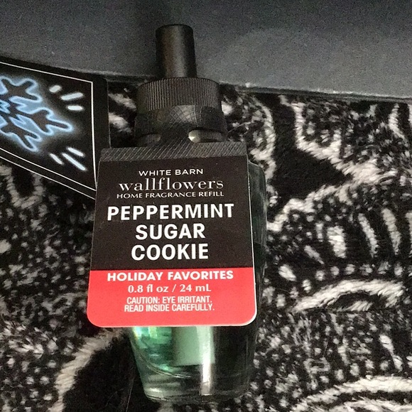 ❄️ Bath and body works light up snowflake wallflower plug and refill - Picture 4 of 4